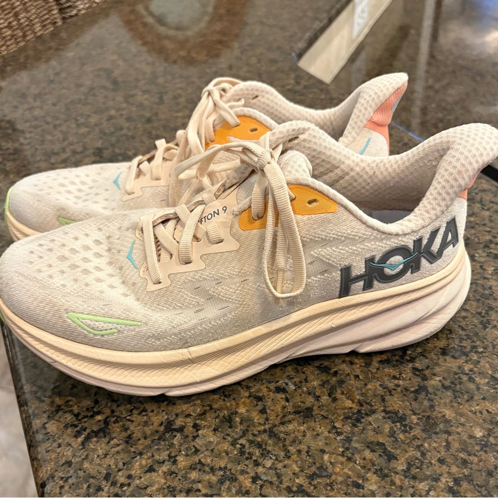 HOKA One One Clifton 9 Women's size 8 B Running Shoes - Vanilla/Astral